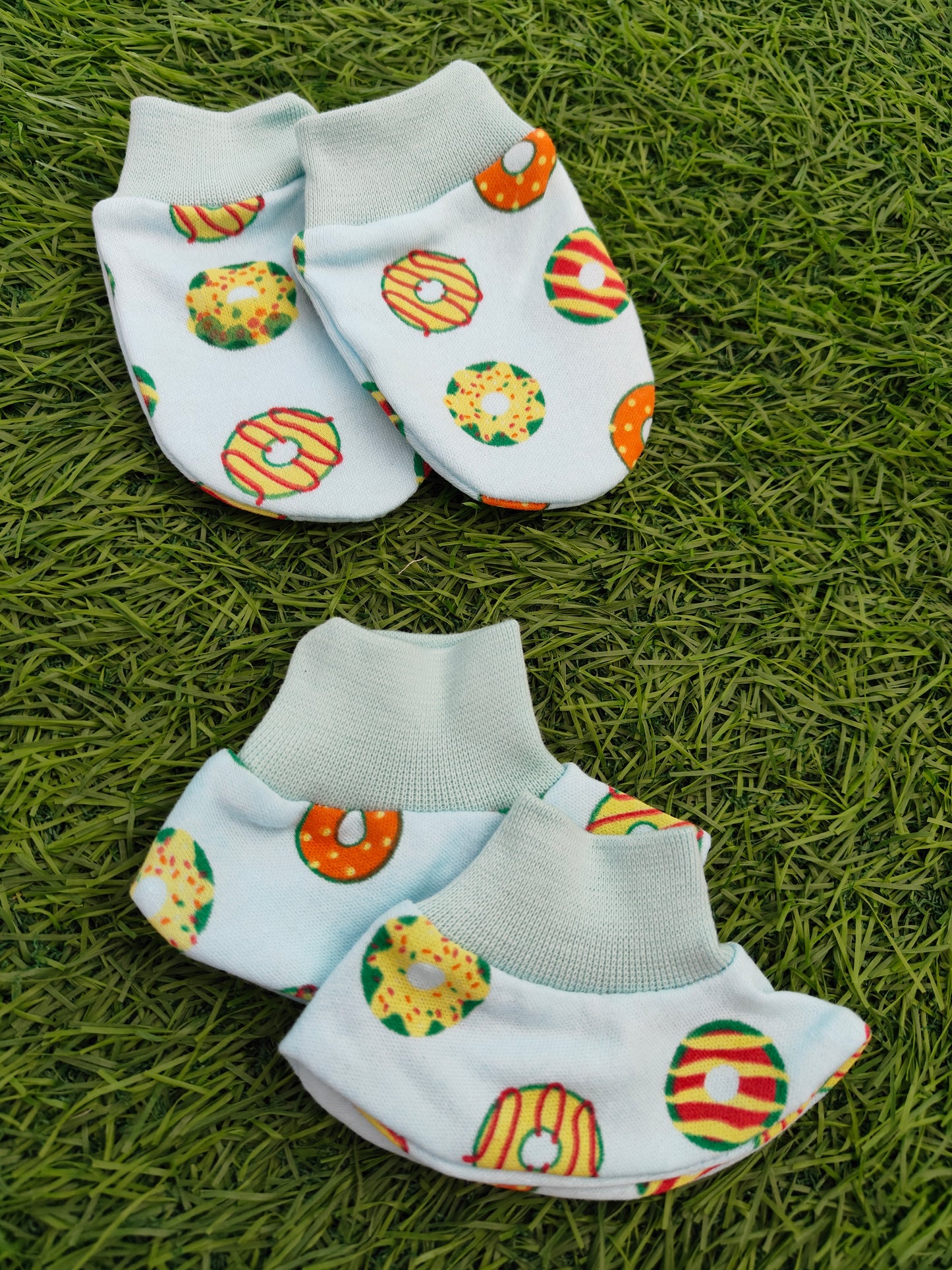 Newborn Baby Socks and Gloves Set (0-3 Months) - Pack of 4 Soft and Stylish Pairs