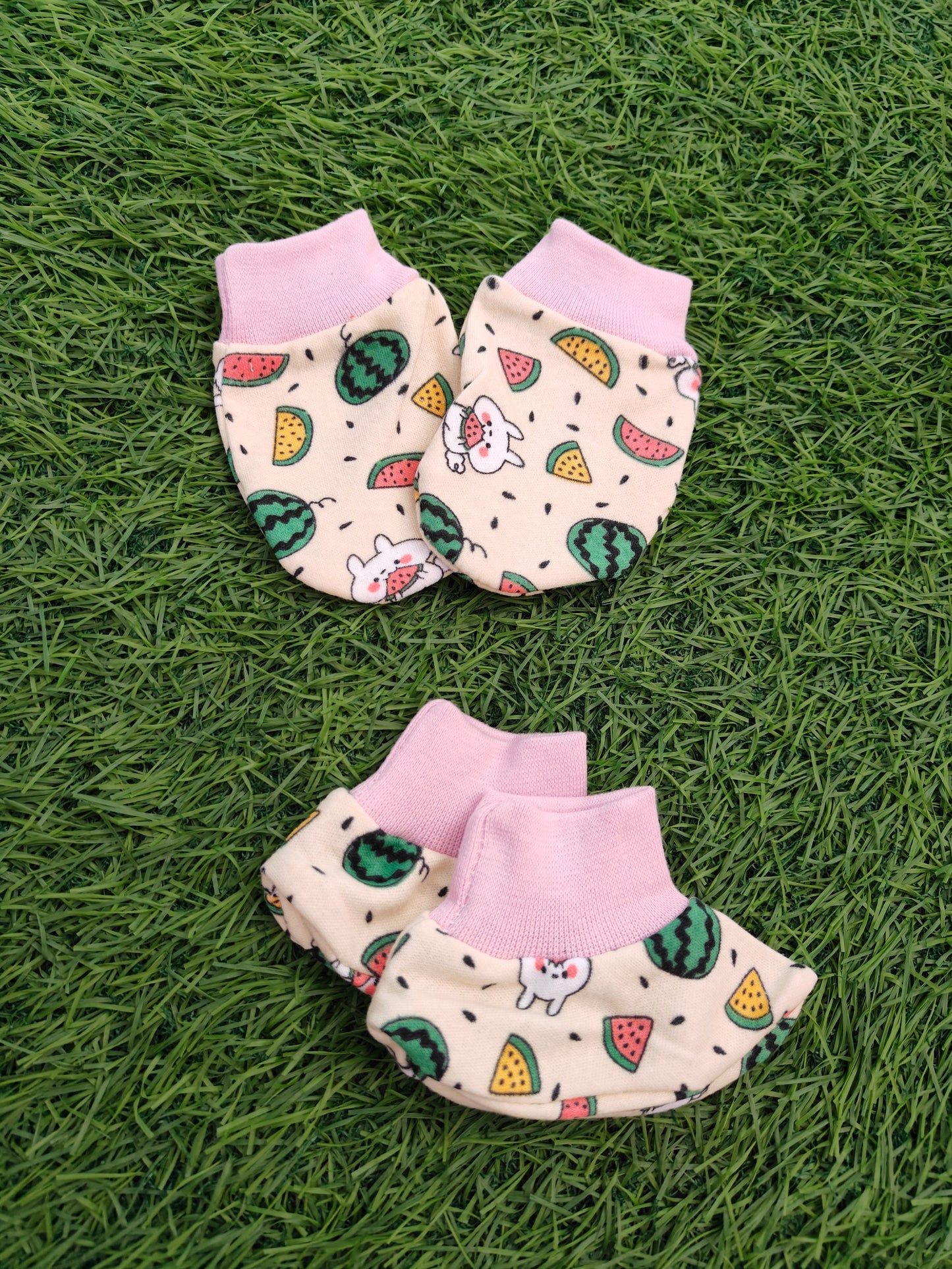 Newborn Baby Socks and Gloves Set (0-3 Months) - Pack of 4 Soft and Stylish Pairs