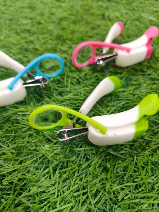 Nailcutter with magnifying glass