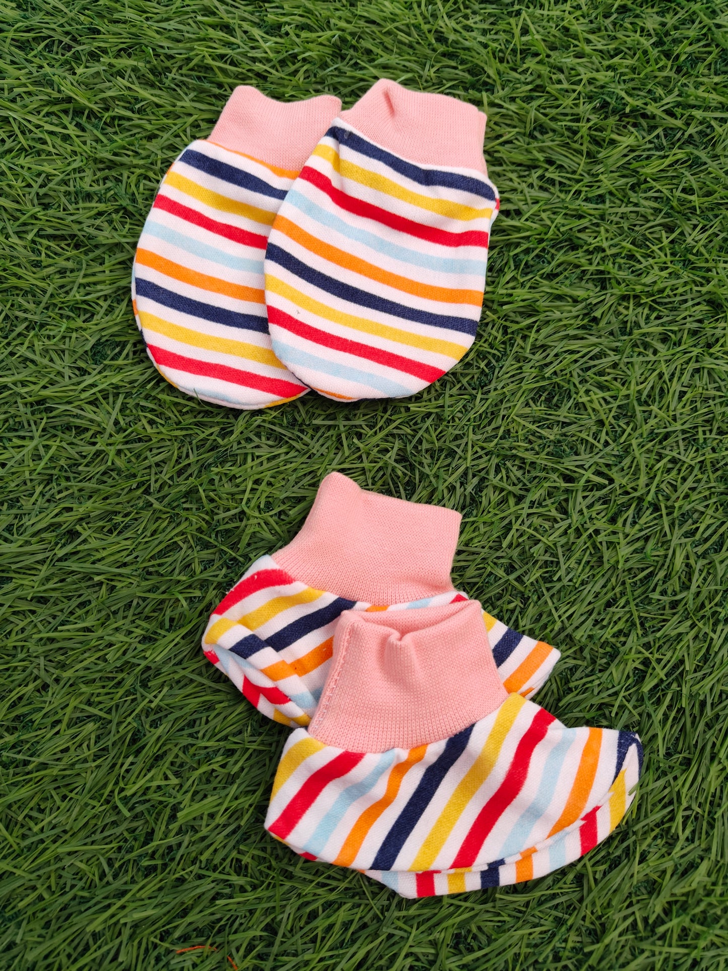 Newborn Baby Socks and Gloves Set (0-3 Months) - Pack of 4 Soft and Stylish Pairs