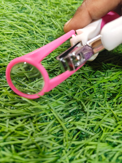 Nailcutter with magnifying glass